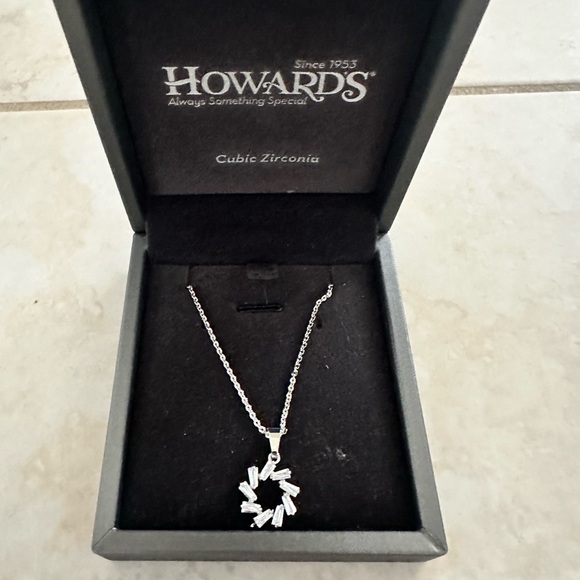 Howard’s cubic zirconia pendant necklace - Picture 1 of 3